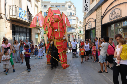 El elefante ‘Hathi’ del Centre de Titelles de Lleida animó ayer las calles del centro histórico de Cervera.