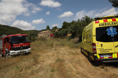 Bomberos y ambulancia en uno de los últimos accidentes mortales de tractor, el 3 de junio en Maials. 