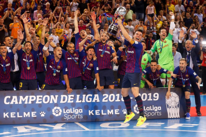 Els jugadors del Barcelona Lassa, amb la copa que els acredita com a campions de Lliga.