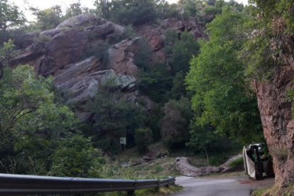 La carretera de acceso al núcleo de Les Llagunes y la ladera al fondo de donde caen rocas. 