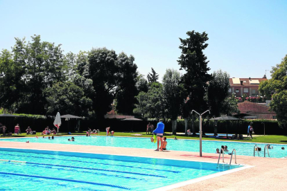 De arriba a abajo y de izquierda a derecha, el aspecto ayer de las piscinas del CN Lleida, Sícoris, CT Lleida y CT Urgell.