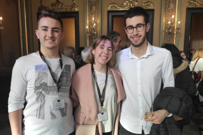 Foto de familia de los embajadores leridanos en la recepción que tuvo lugar ayer en la sala de plenos de la Paeria. 