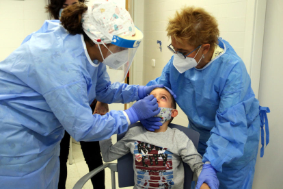 Enfermeras realizan un test de antígenos a un niño en Barcelona.