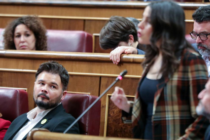 El republicà Gabriel Rufián observa la líder de Cs, Inés Arrimadas, al Congrés, al gener.