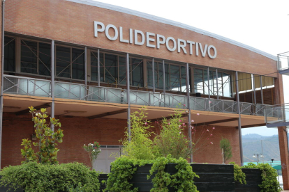 La façana del pavelló poliesportiu de Mequinensa.