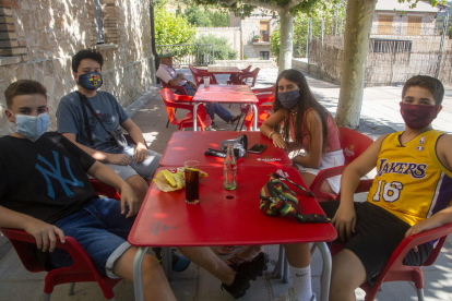 Jóvenes en una terraza de Els Omells de Na Gaia, el segundo municipio con menos población del Urgell y el único sin contagios.