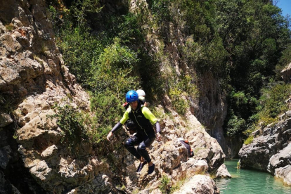 El nou poble de Tiurana i al fons les aigües de l’embassament de Rialb, que commemora el seu 20 aniversari.