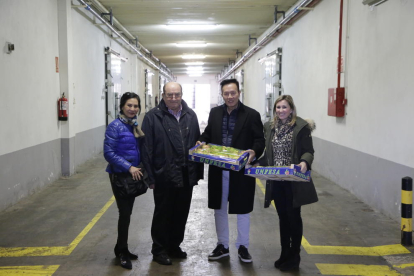 L’empresari xinès Lam Chuen Ping amb Francesc i Marian Pauls mostren unes caixes de fruita davant les cambres de frigoconservació.
