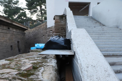 Mantas, esterillas y ropa en la escalera de la sede de los Castellers. 