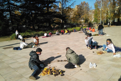 Els alumnes es van dividir en petits grups per crear les seues obres.