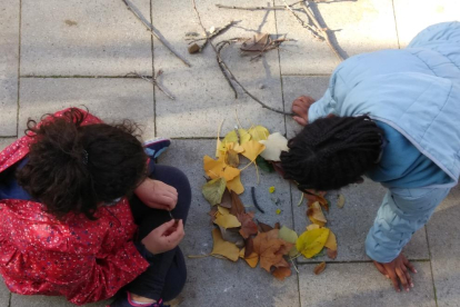 Los alumnos se dividieron en pequeños grupos para crear sus obras.