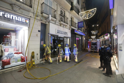 El foc es va declarar a la quarta planta del número 70 del carrer Major.