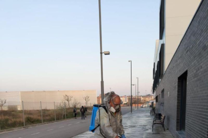 Personal de la brigada de Balaguer limpiando calles. 