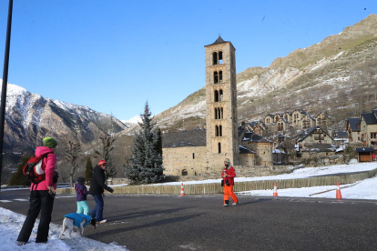 Turistes ahir a la Vall de Boí, on nombrosos hotels i restaurants continuaven tancats.
