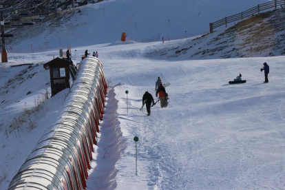 Turistes ahir a la Vall de Boí, on nombrosos hotels i restaurants continuaven tancats.