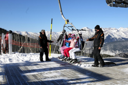 Turistes ahir a la Vall de Boí, on nombrosos hotels i restaurants continuaven tancats.