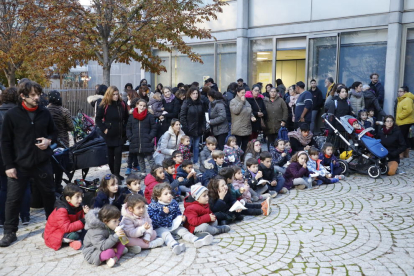 Niños y familiares que participaron ayer por la tarde en la fiesta del 38 aniversario del Aula de Teatre.