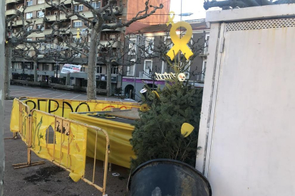 L’arbre de Nadal dedicat als presos independentistes a Tàrrega va aparèixer tirat a terra.
