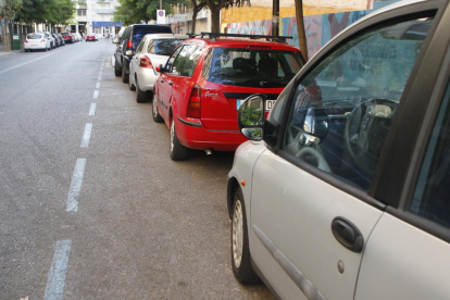 A cada plaça de zona blava de les avingudes Blondel i Madrid aparquen cada dia sis cotxes.