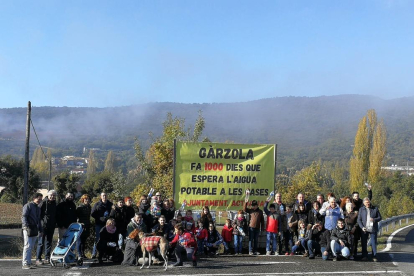 La plataforma de vecinos de Gàrzola durante una protesta en el cruce de Vilanova de Meià.