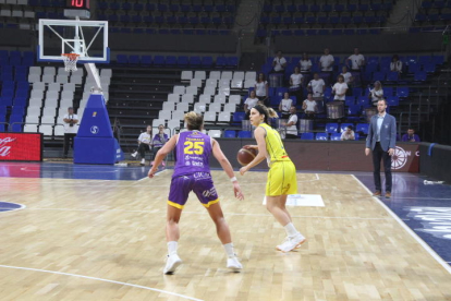 Rita Montenegro contra el balón ante la defensa de la urgelense Elin Gustavsson.