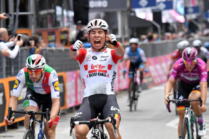 El australiano Caleb Ewan volvió a levantar, dos años después, los brazos en señal de victoria en el Giro. de ItaliaEFE/EPA