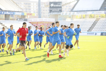 Jugadores y técnicos del Lleida Esportiu, ayer en el Camp d’Esports, antes del último entrenamiento previo al desplazamiento a Valencia.