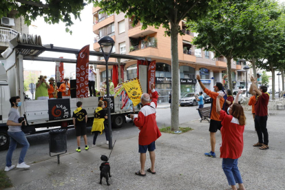 El desfile transcurrió por medio centenar de calles de Lleida y  recibió el cariño de los vecinos y peñistas.