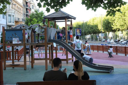 El parc infantil de l'avinguda Blondel de Lleida, amb nens aquest dilluns.