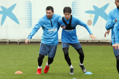 Messi, en un exercici amb el jove Riqui Puig, durant un entrenament d’aquesta setmana.