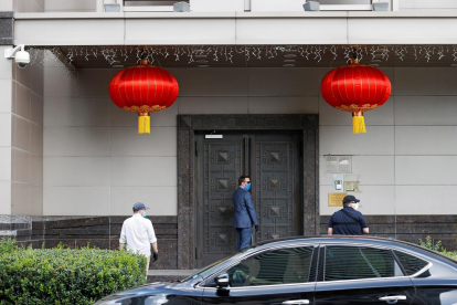 Agentes federales de EEUU entran en el consulado chino en Houston tras la retirada de su personal.