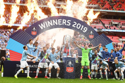 Els jugadors del Manchester City celebren el triomf sobre el Watford a la final de Wembley.