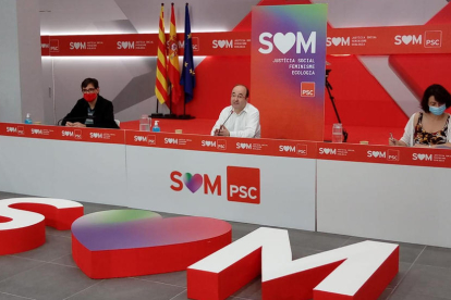 El expresident de la Generalitat e impulsor del nuevo JxCat, Carles Puigdemont, interviene en el acto de presentación con Quim Torra. 