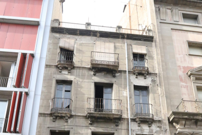 Un edifici abandonat a l’avinguda de les Garrigues està sent rehabilitat.