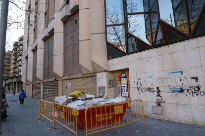 Un edificio que estaba abandonado en avenida de Les Garrigues está siendo rehabilitado. 