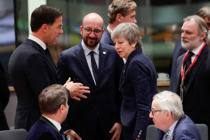 Theresa May conversa con varios líderes europeos en la cumbre.