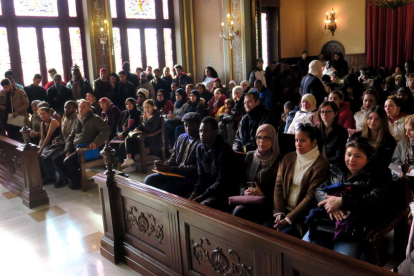 Los alumnos llenaron el salón de plenos del ayuntamiento de Lleida para recibir sus diplomas. 