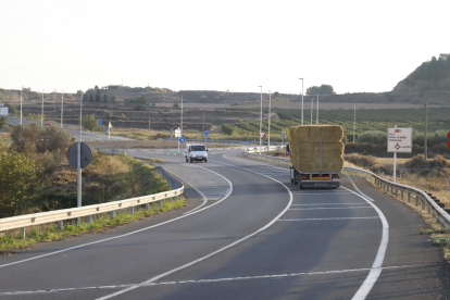 Rotonda en la carretera C-12, en la intersección que da acceso al pueblo de Alfés.