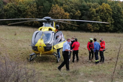 El helicóptero de los Bomberos que trasladó al vecino de Lleida hasta el hospital de Tremp.