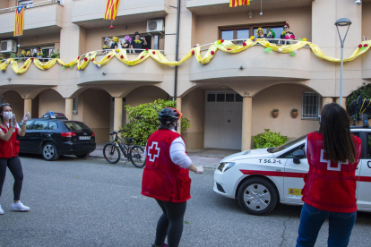 Vehículos de Creu Roja, un punto asistencial, un coche y una bici, circularon por todas las calles de la capital del Sió animando a los vecinos a cantar y bailar desde los balcones.