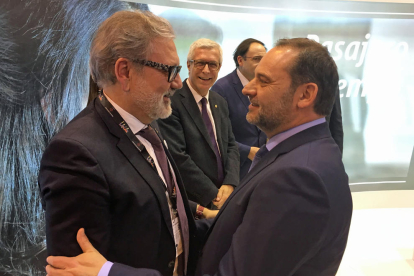 El alcalde de Lleida, Fèlix Larrosa, con el ministro de Fomento, José Luis Ábalos, ayer en Fitur.