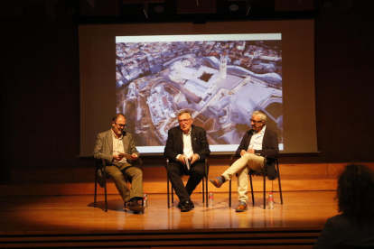 Pep Tort, Joan Ramon González i Joan Baigol, ahir en el debat sobre el Consorci a l’Espai Orfeó.