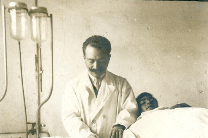 El doctor Alberto Anguera, atenent un pacient a l’hospital de campanya. A l’esquerra, vista de la sala general del centre el 1914.