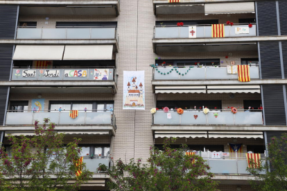 Los balcones se convirtieron en símbolo del confinamiento.