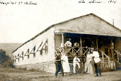 El doctor Alberto Anguera, atenent un pacient a l’hospital de campanya. A l’esquerra, vista de la sala general del centre el 1914.