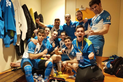 Els jugadors del Lleida Llista celebren al vestidor, amb eufòria, la gran victòria que van aconseguir davant del Reus.