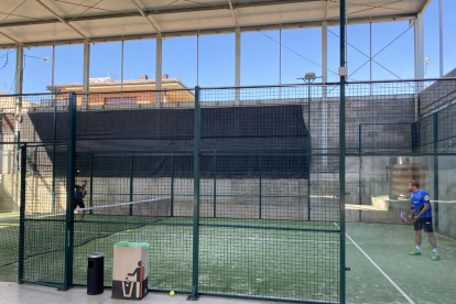 Partido de pádel de 1x1 en Castelldans, un deporte que se podrá practicar por parejas como es normal.