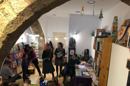 Presentació ahir a la llibreria El Genet Blau de Lleida de l’última aventura del caragol Banyetes.