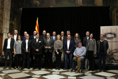 Representants de les ‘Passions’ catalanes, ahir al Palau de la Generalitat amb el president Torra.