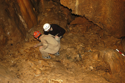 Dos arqueòlegs de l’equip de Joan López, en la intervenció a la cova de Montanissell.